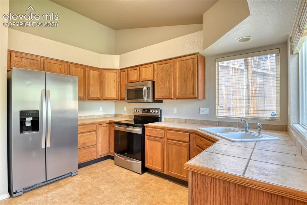 Image 7 of 49: Kitchen