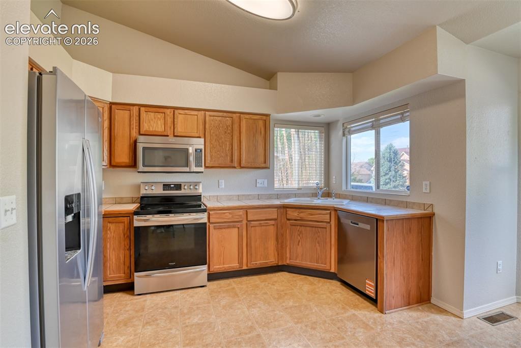 Image 8 of 49: Kitchen