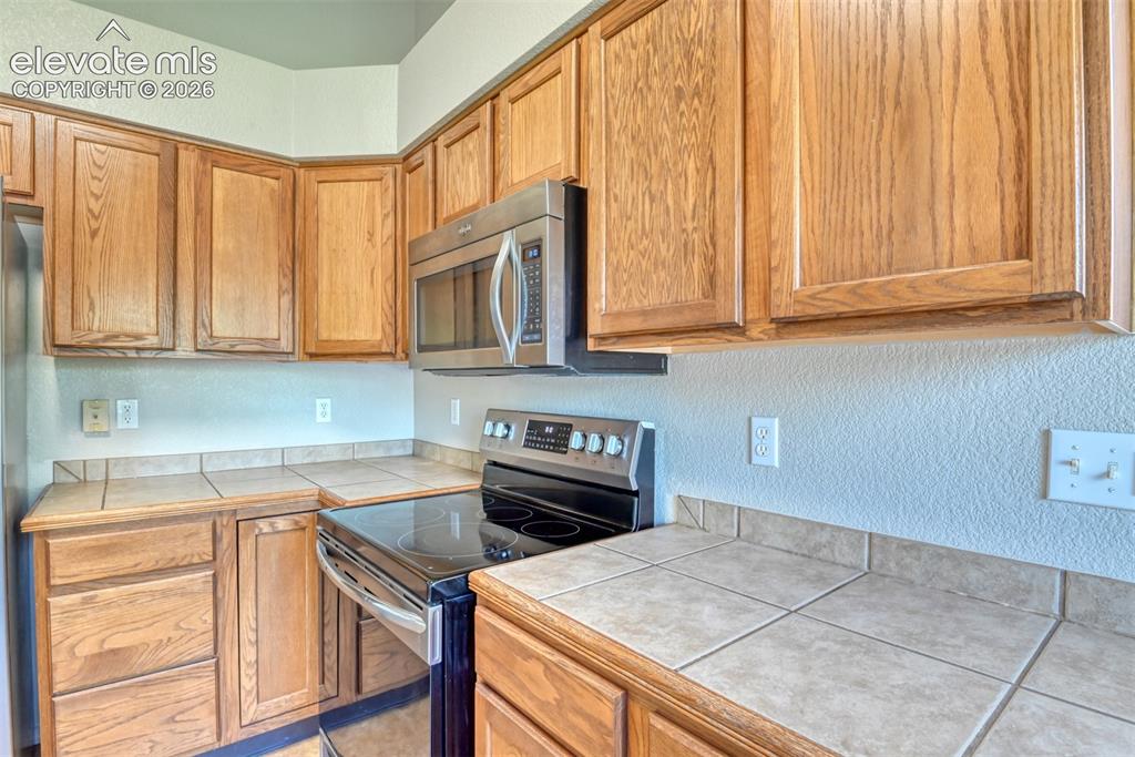 Image 9 of 49: Kitchen