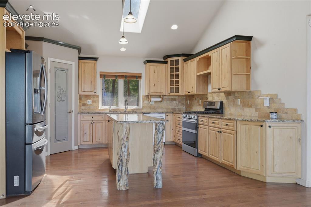 Image 15 of 44: Kitchen