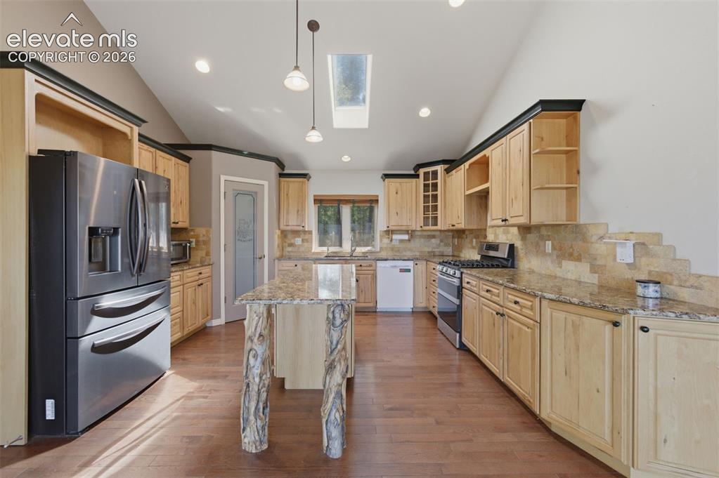 Image 16 of 44: Kitchen