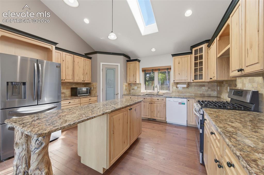 Image 17 of 44: Kitchen