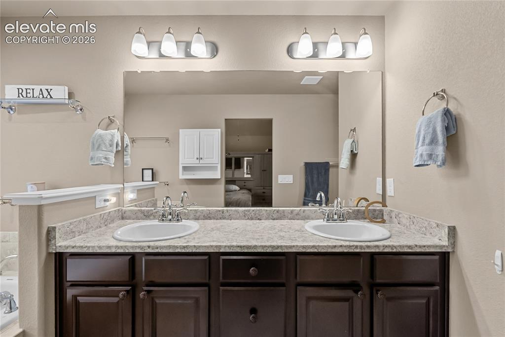 Image 18 of 37: Bathroom