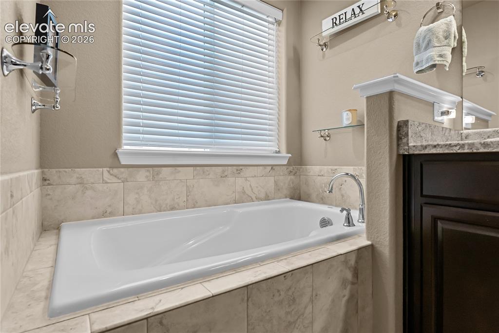 Image 19 of 37: Bathroom