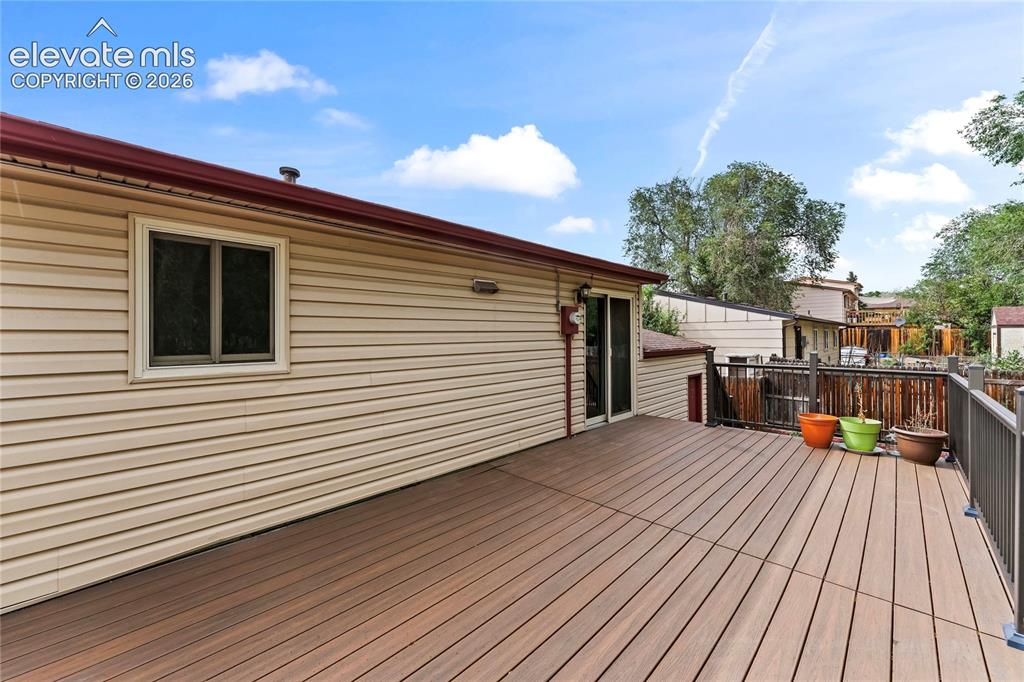 Image 24 of 28: Deck