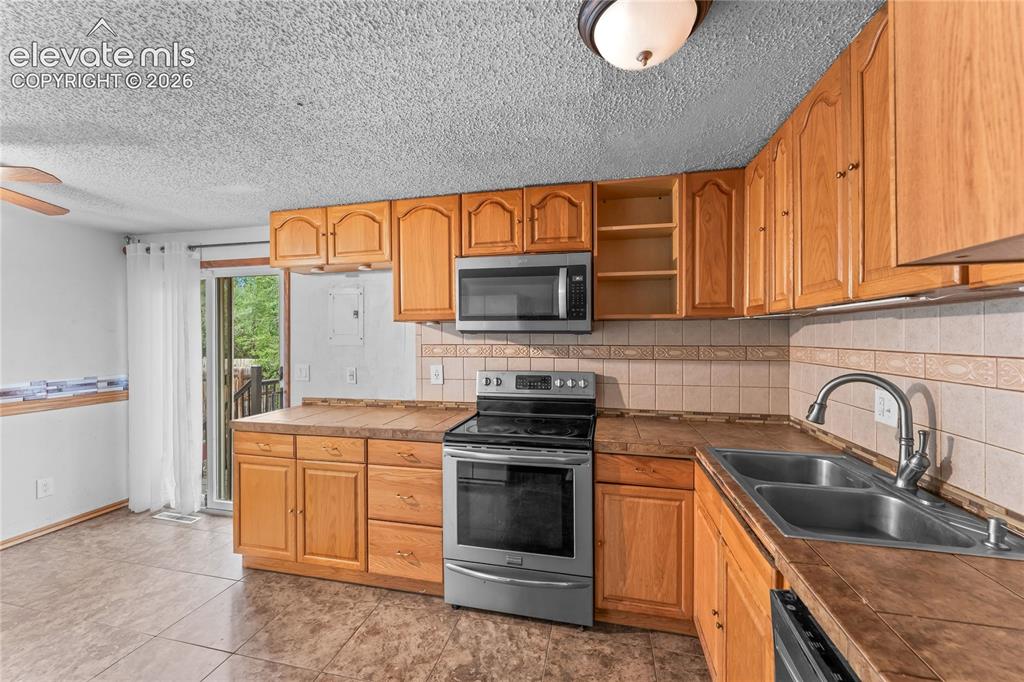 Image 5 of 28: Kitchen