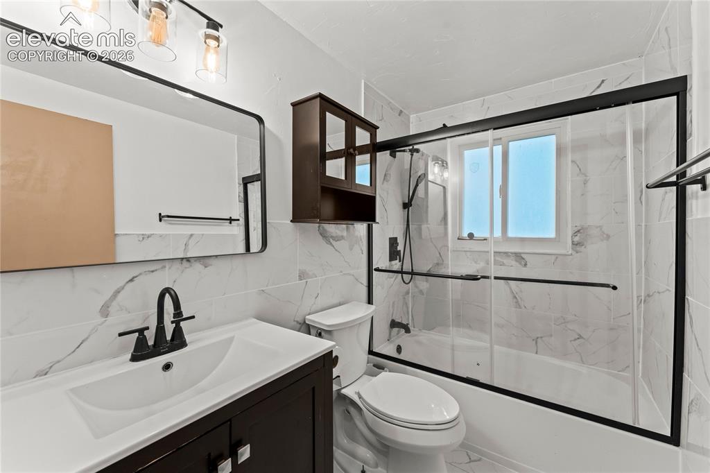 Image 9 of 28: Bathroom