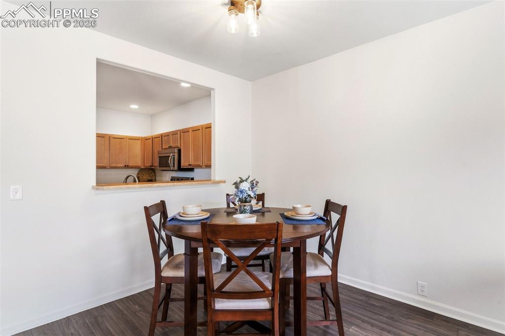 Image 17 of 47: Dining Area