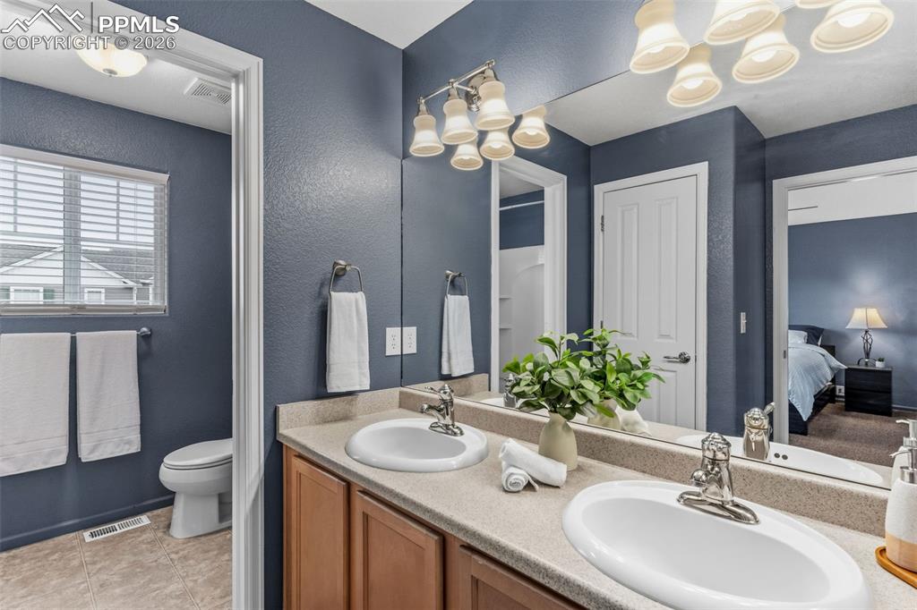 Image 28 of 47: Bathroom