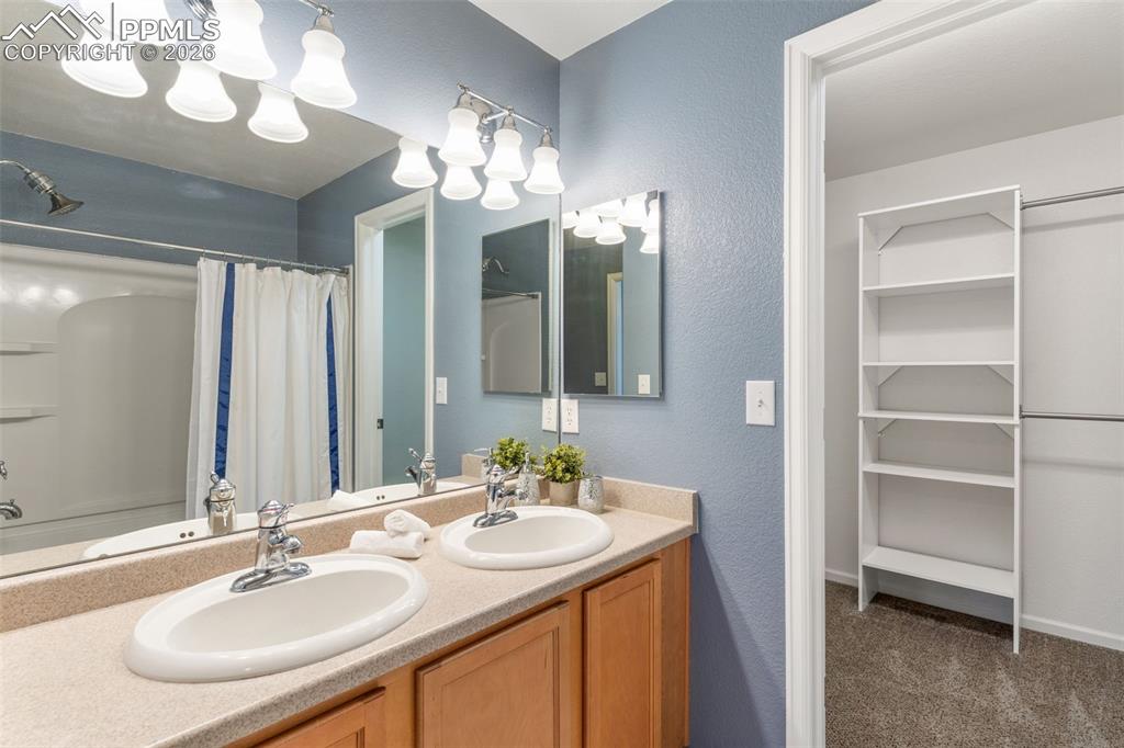 Image 33 of 47: Bathroom