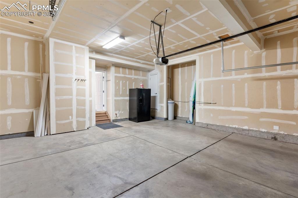 Image 35 of 47: Garage