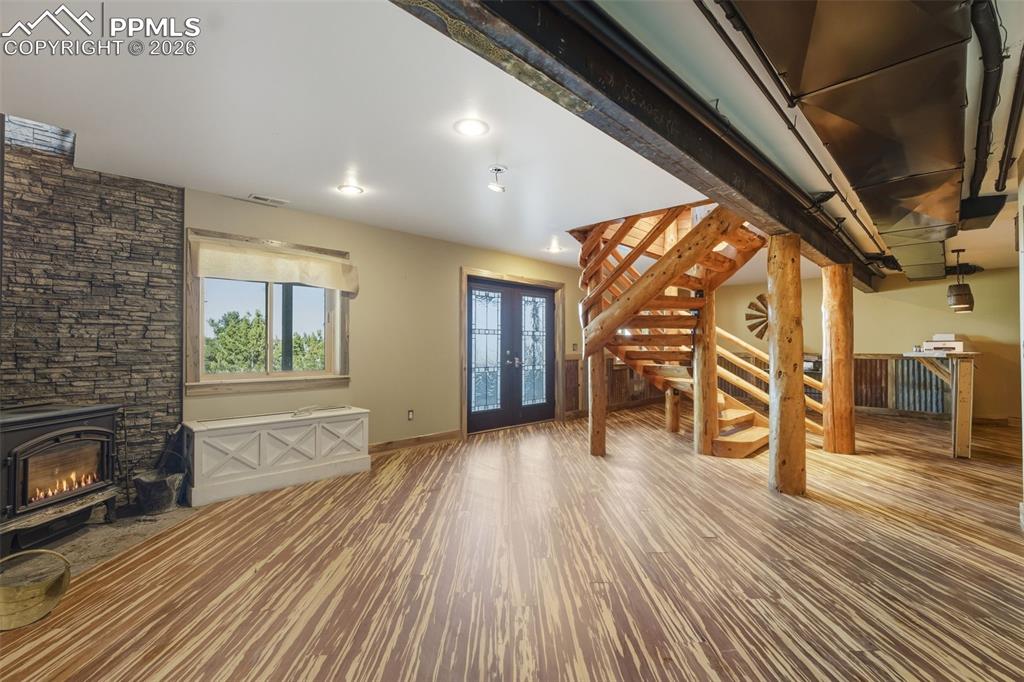 Image 21 of 42: Living Room