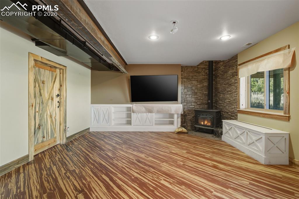 Image 25 of 42: Living Room