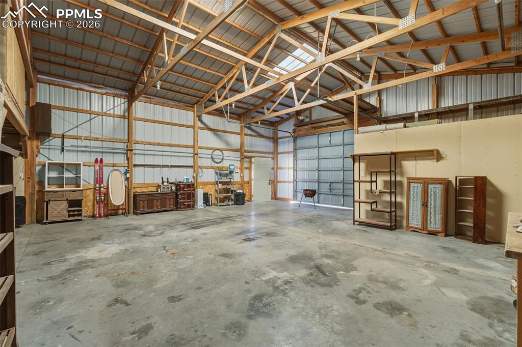 Image 36 of 42: Garage