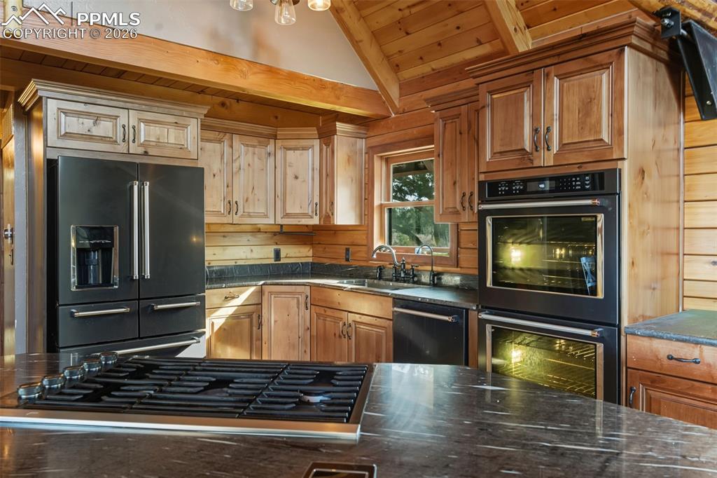 Image 7 of 42: Kitchen