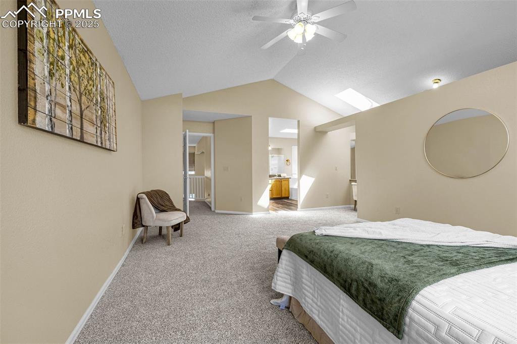 Image 17 of 36: Bedroom