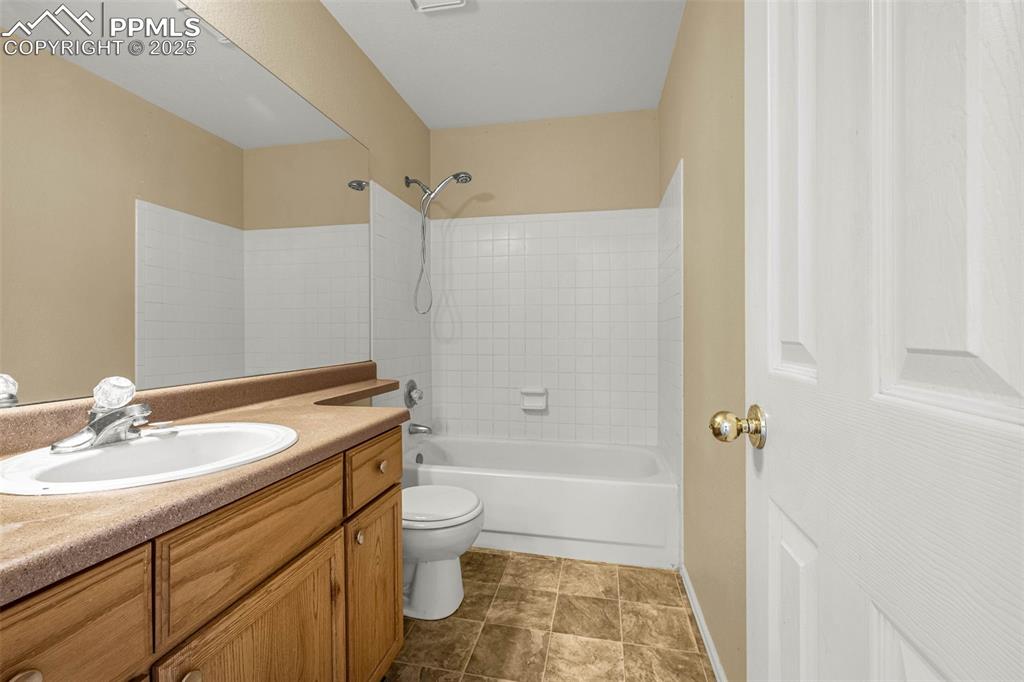 Image 25 of 36: Bathroom
