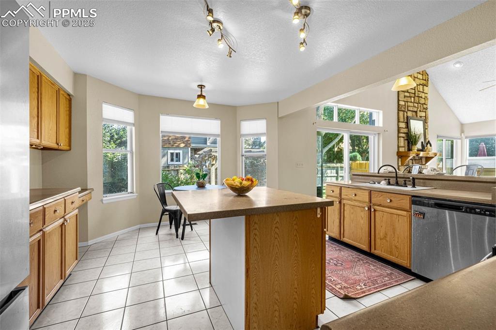 Image 9 of 36: Kitchen