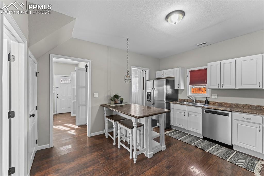 Image 10 of 23: Kitchen