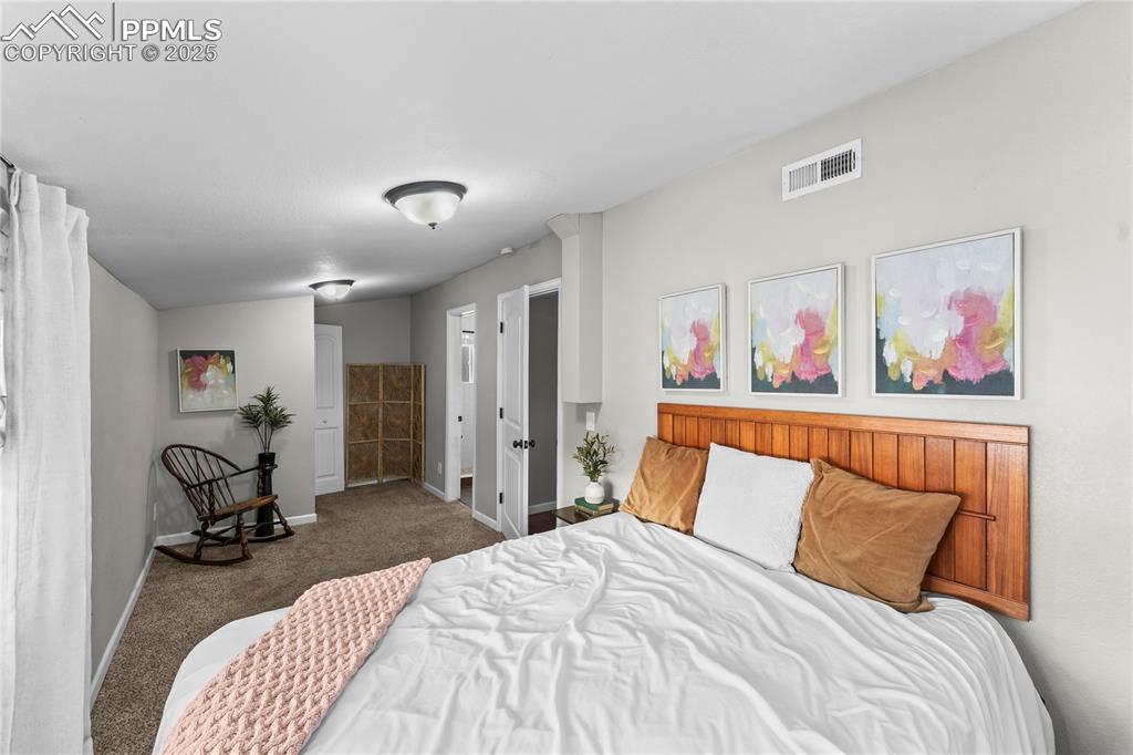 Image 14 of 23: Bedroom