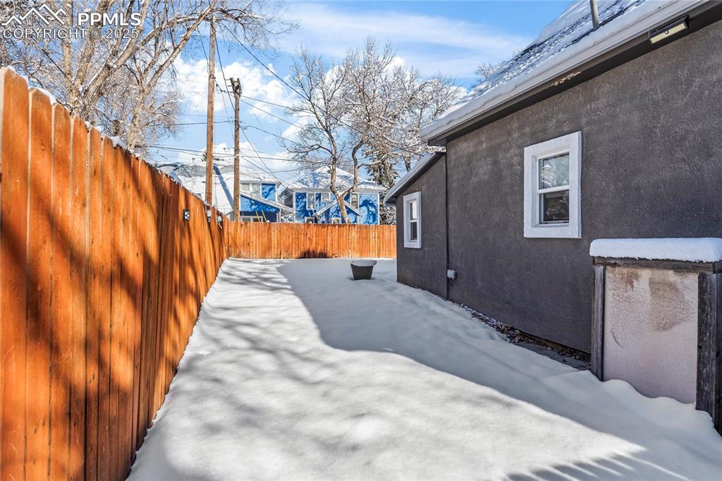 Image 21 of 23: Large fenced back yard