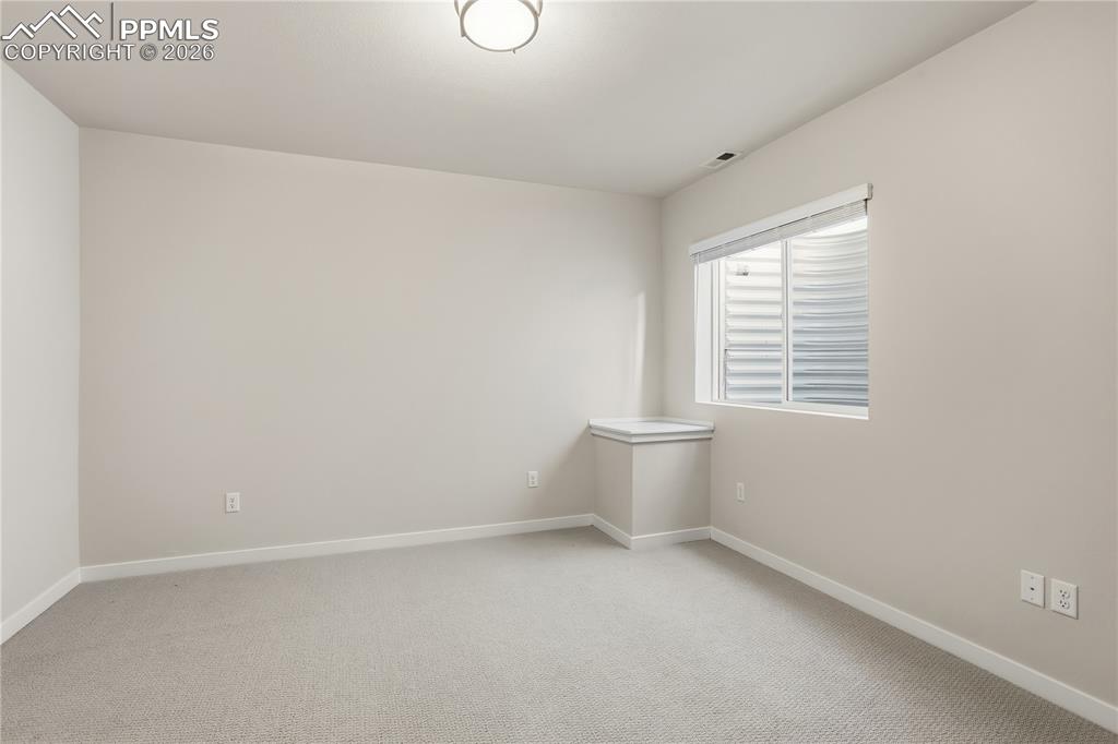 Image 28 of 30: Bedroom