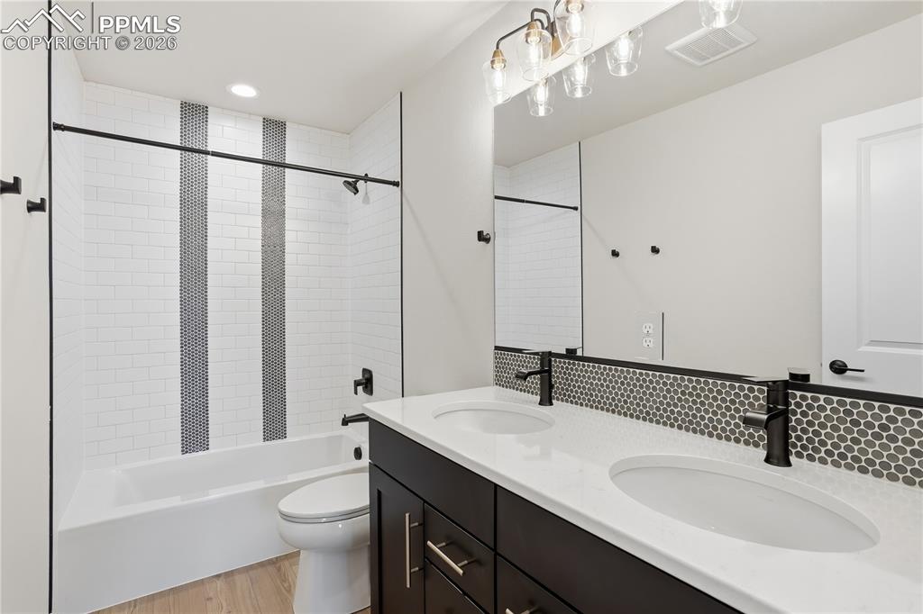 Image 29 of 30: Bathroom