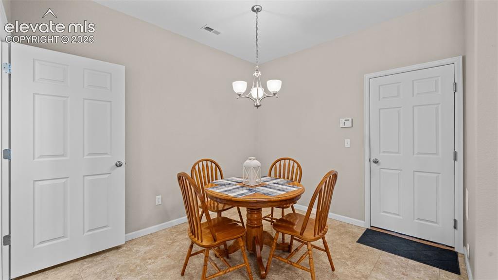 Image 11 of 25: Dining Area