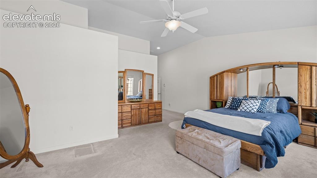 Image 14 of 25: Bedroom