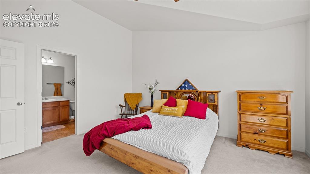 Image 19 of 25: Bedroom
