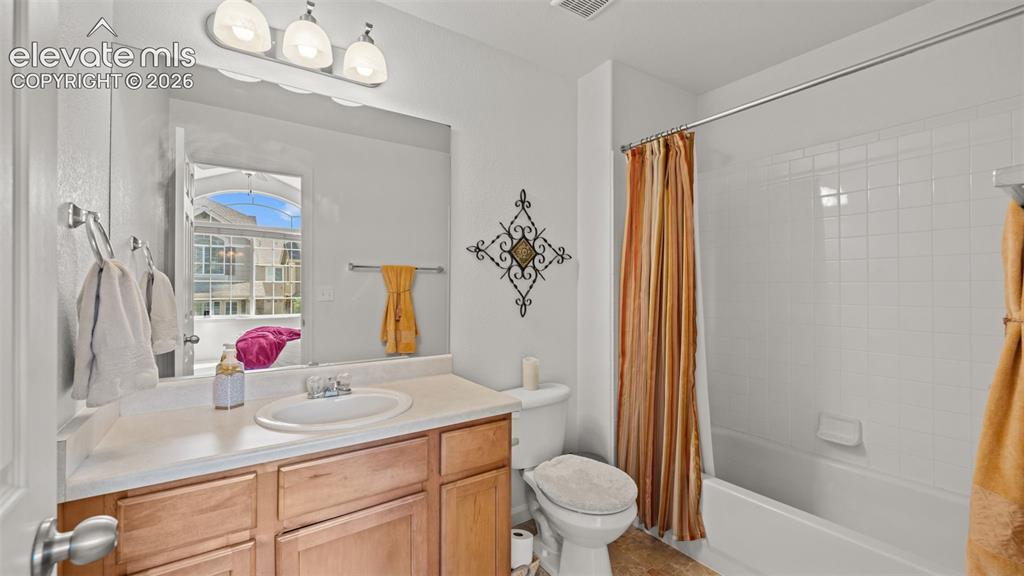 Image 20 of 25: Bathroom