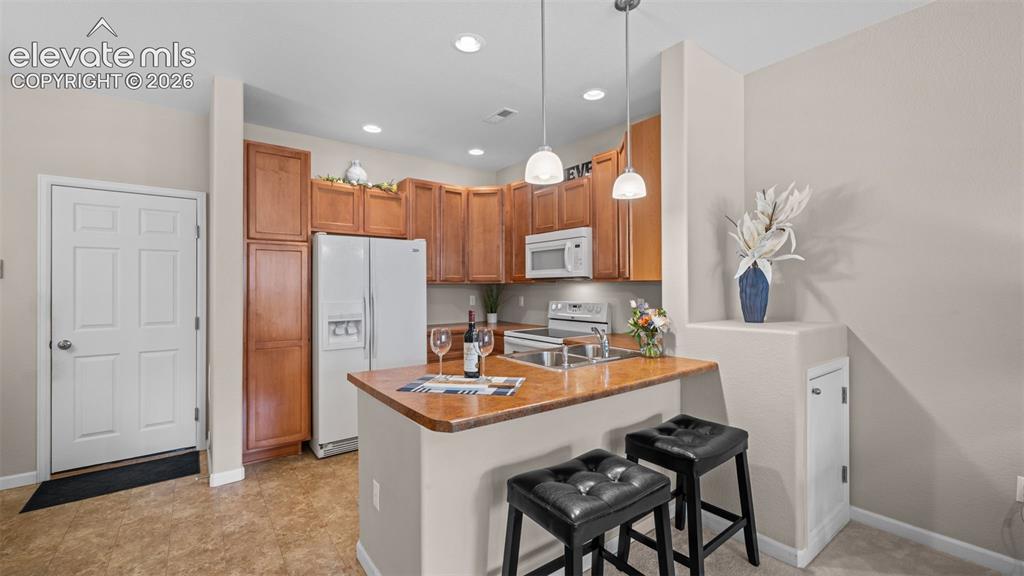 Image 7 of 25: Kitchen