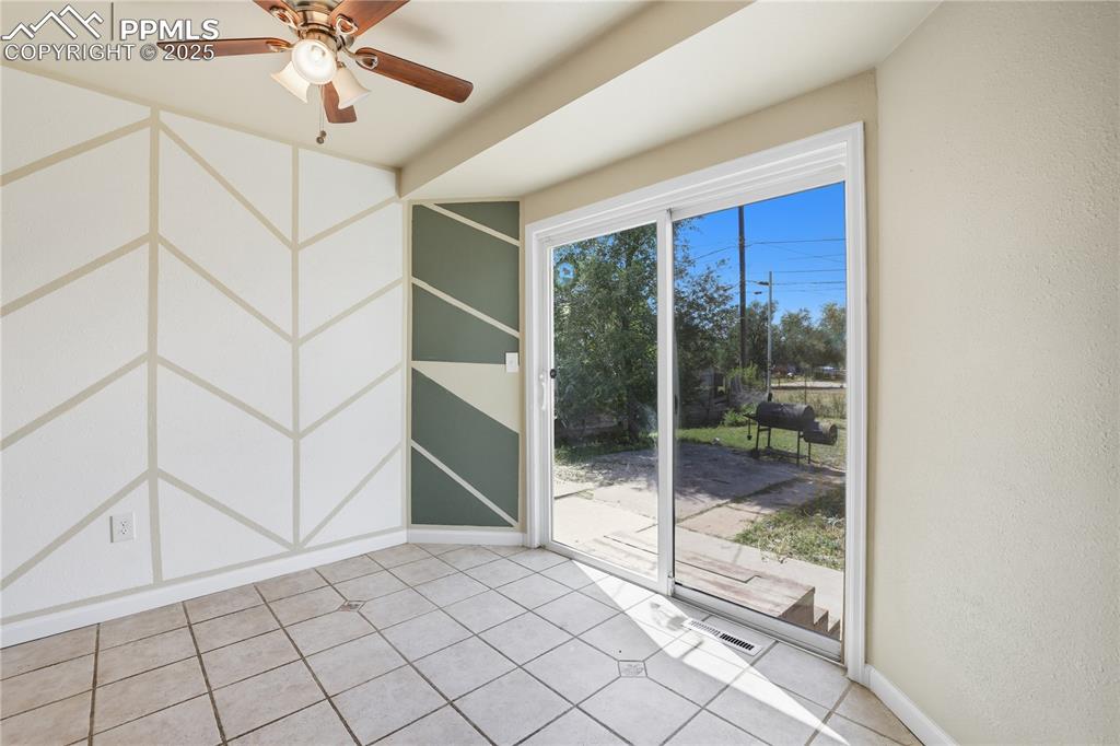 Image 10 of 39: Dining Area