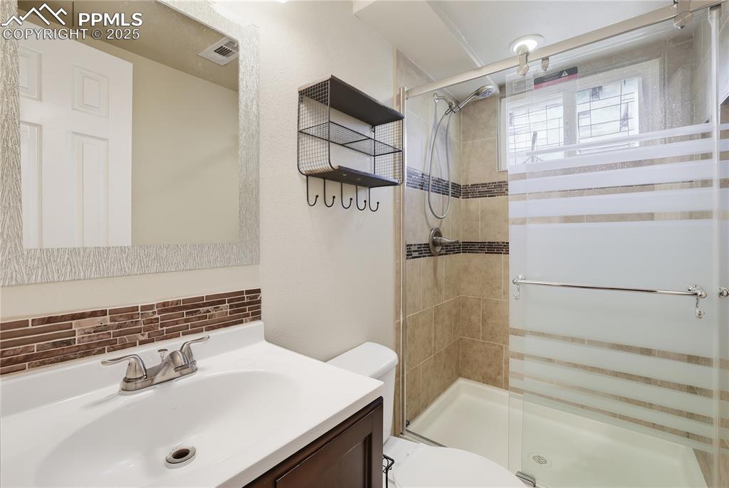 Image 20 of 39: Bathroom