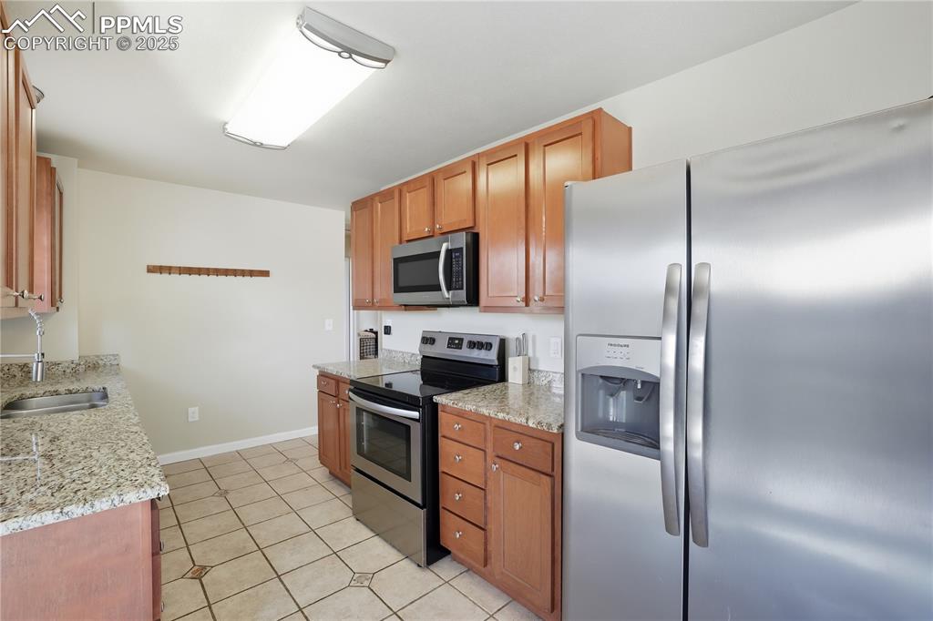 Image 4 of 39: Kitchen