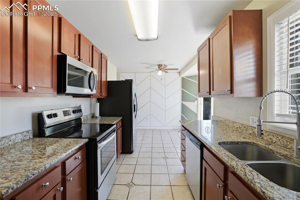 Image 6 of 39: Kitchen