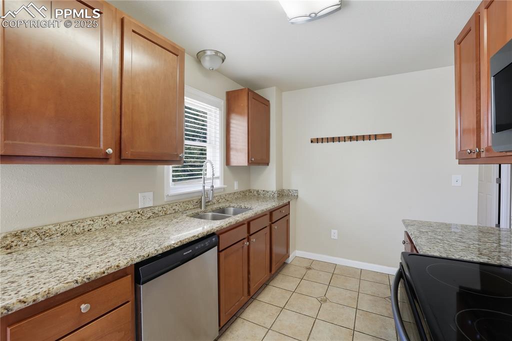 Image 7 of 39: Kitchen