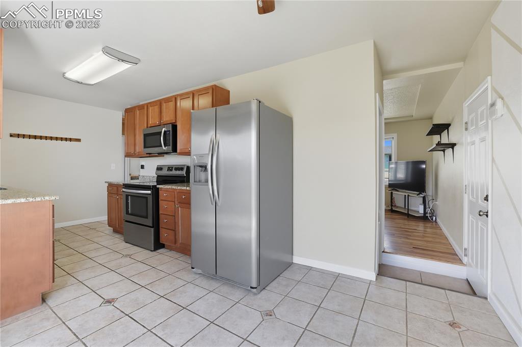 Image 8 of 39: Kitchen