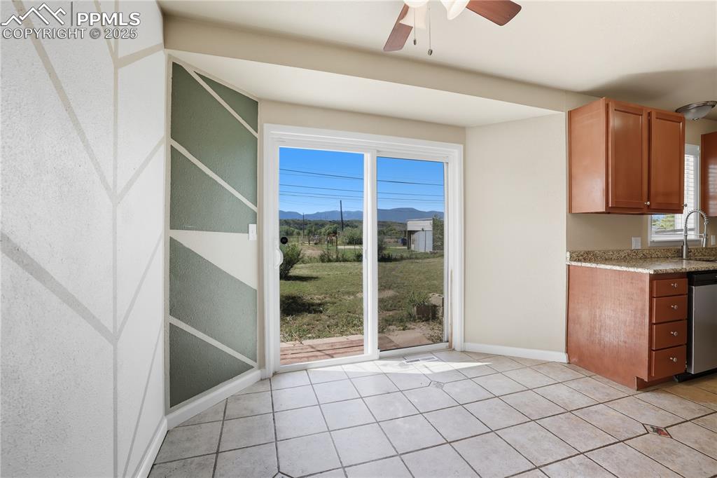 Image 9 of 39: Dining Area