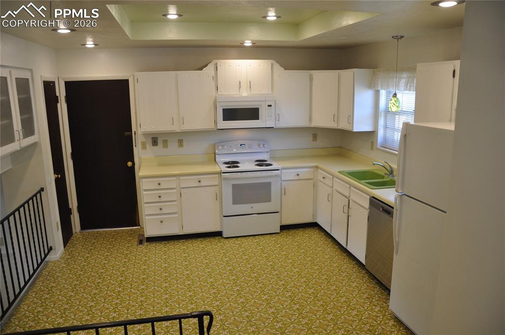 Image 12 of 35: Kitchen