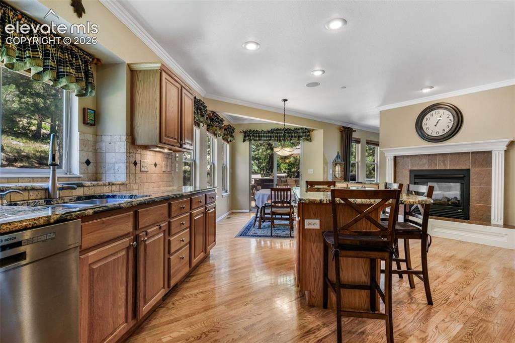 Image 10 of 50: Kitchen