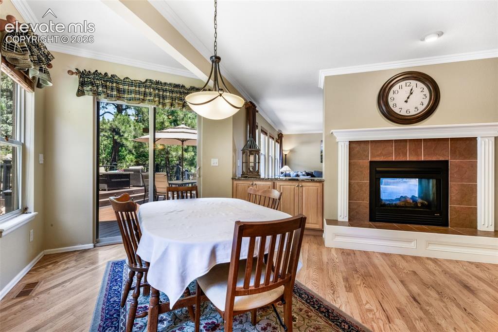 Image 13 of 50: Dining Area