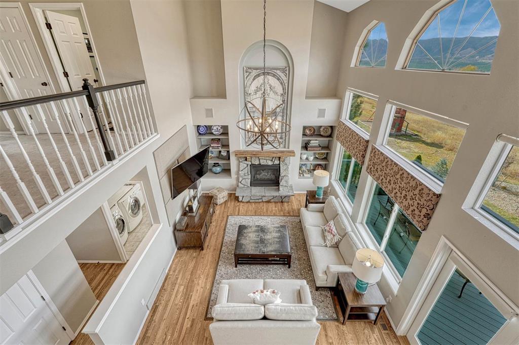 Image 14 of 45: Living Room