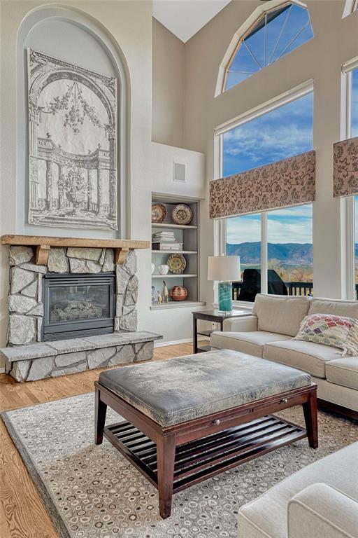 Image 15 of 45: Living Room