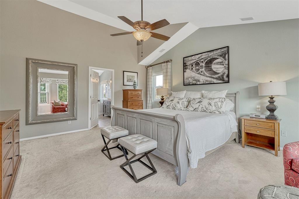 Image 19 of 45: Bedroom