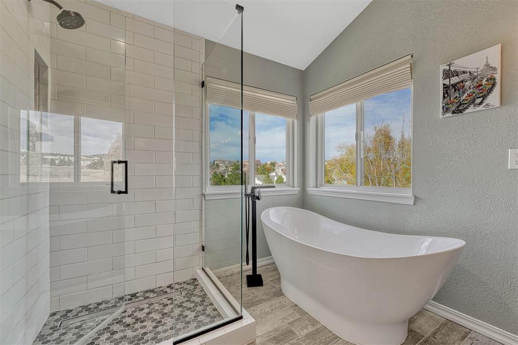 Image 22 of 45: Bathroom