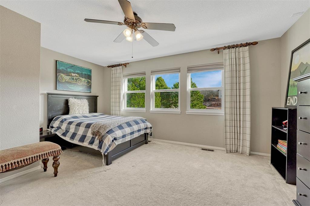 Image 25 of 45: Bedroom