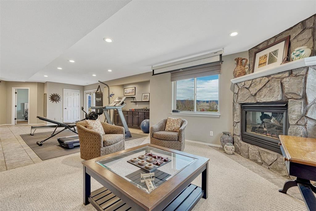 Image 28 of 45: Living Room