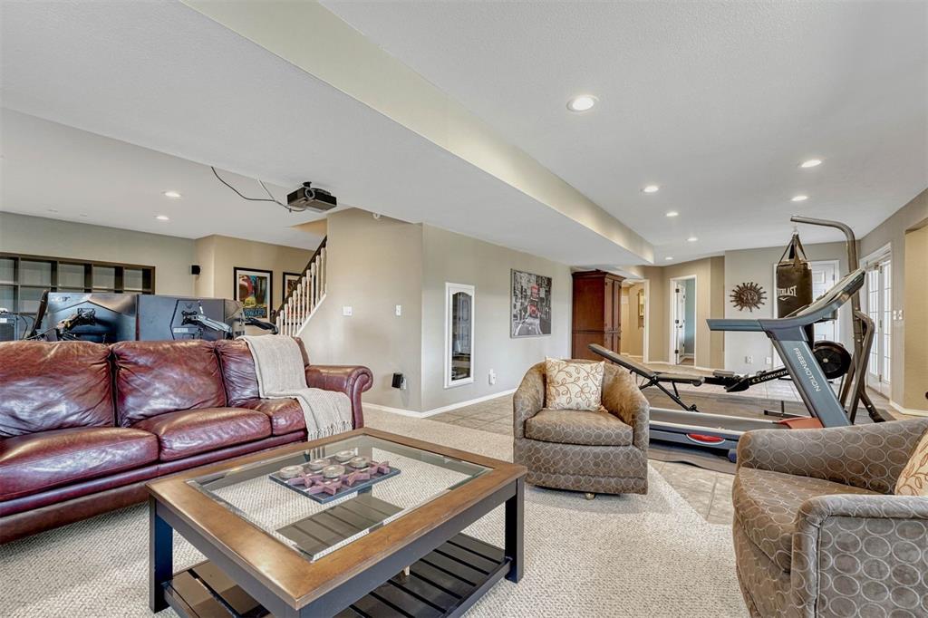 Image 29 of 45: Living Room