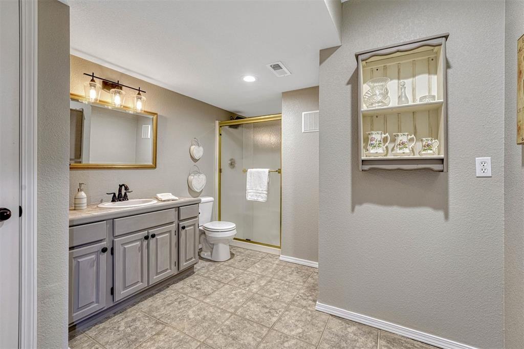 Image 32 of 45: Bathroom